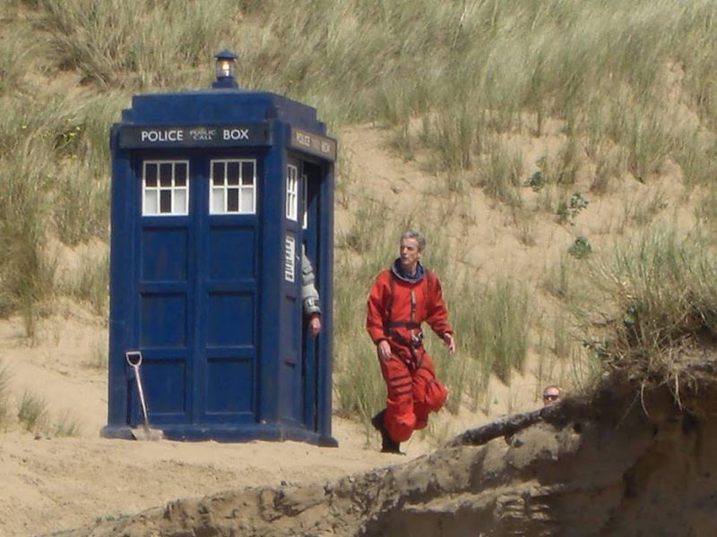 Illustration for article titled Doctor Who lands back in Wales with more set pics